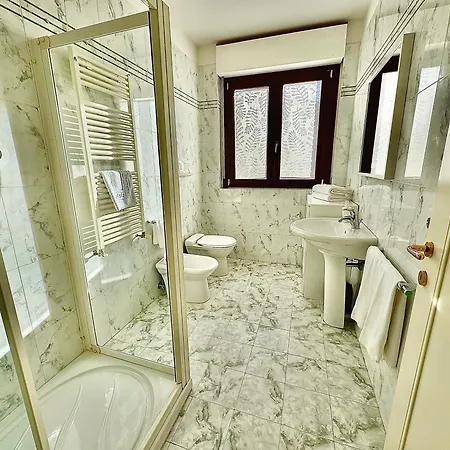 Lägenhet Con Posto Auto Riservato Tra Spiaggia, Centro, Stazione Ed Ospedale