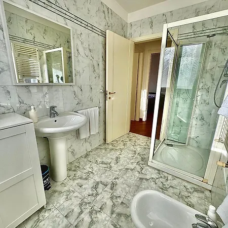 Con Posto Auto Riservato Tra Spiaggia, Centro, Stazione Ed Ospedale