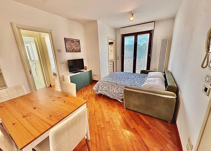 Con Posto Auto Riservato Tra Spiaggia, Centro, Stazione Ed Ospedale *