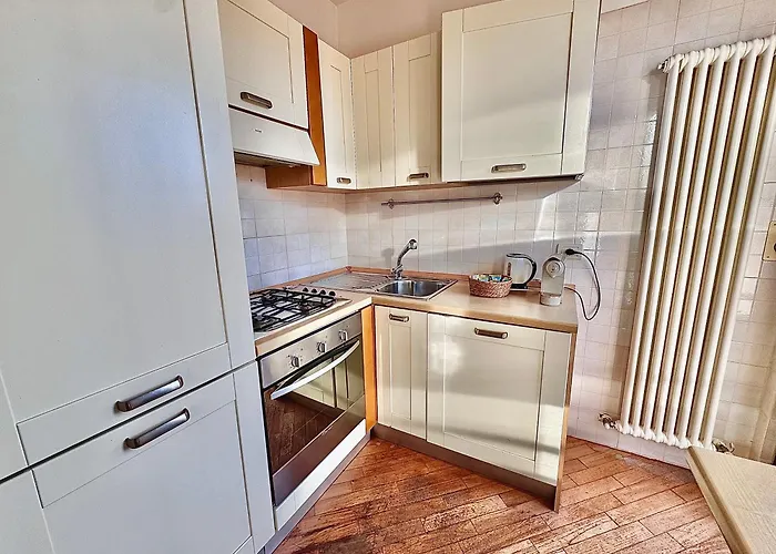 Con Posto Auto Riservato Tra Spiaggia, Centro, Stazione Ed Ospedale *